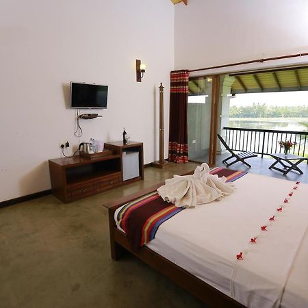 Diya Dahara Lake Resort Yala Buitenkant foto