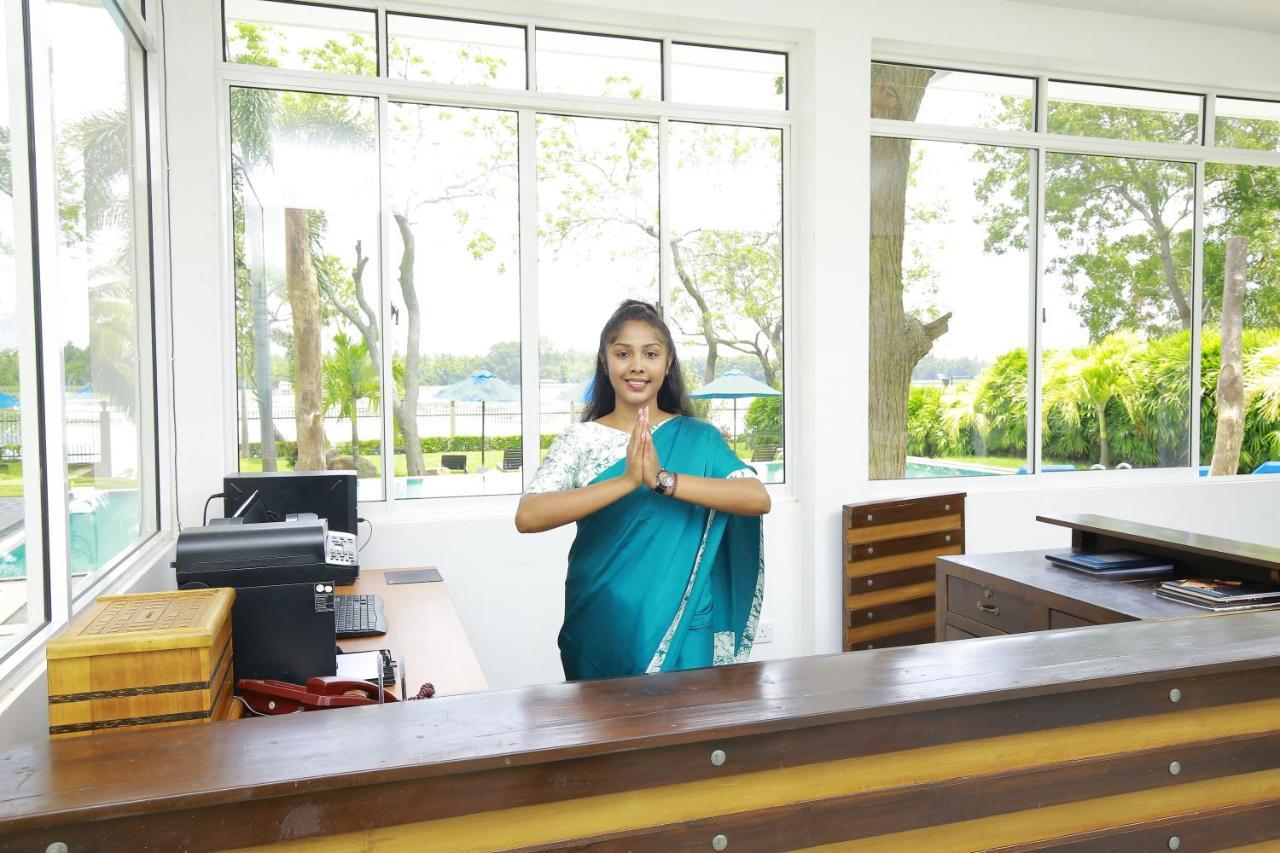 Diya Dahara Lake Resort Yala Buitenkant foto