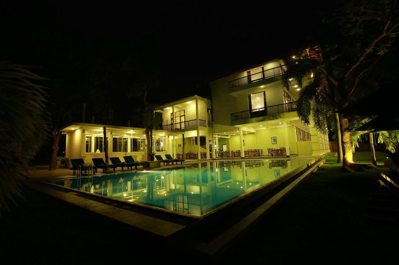 Diya Dahara Lake Resort Yala Buitenkant foto