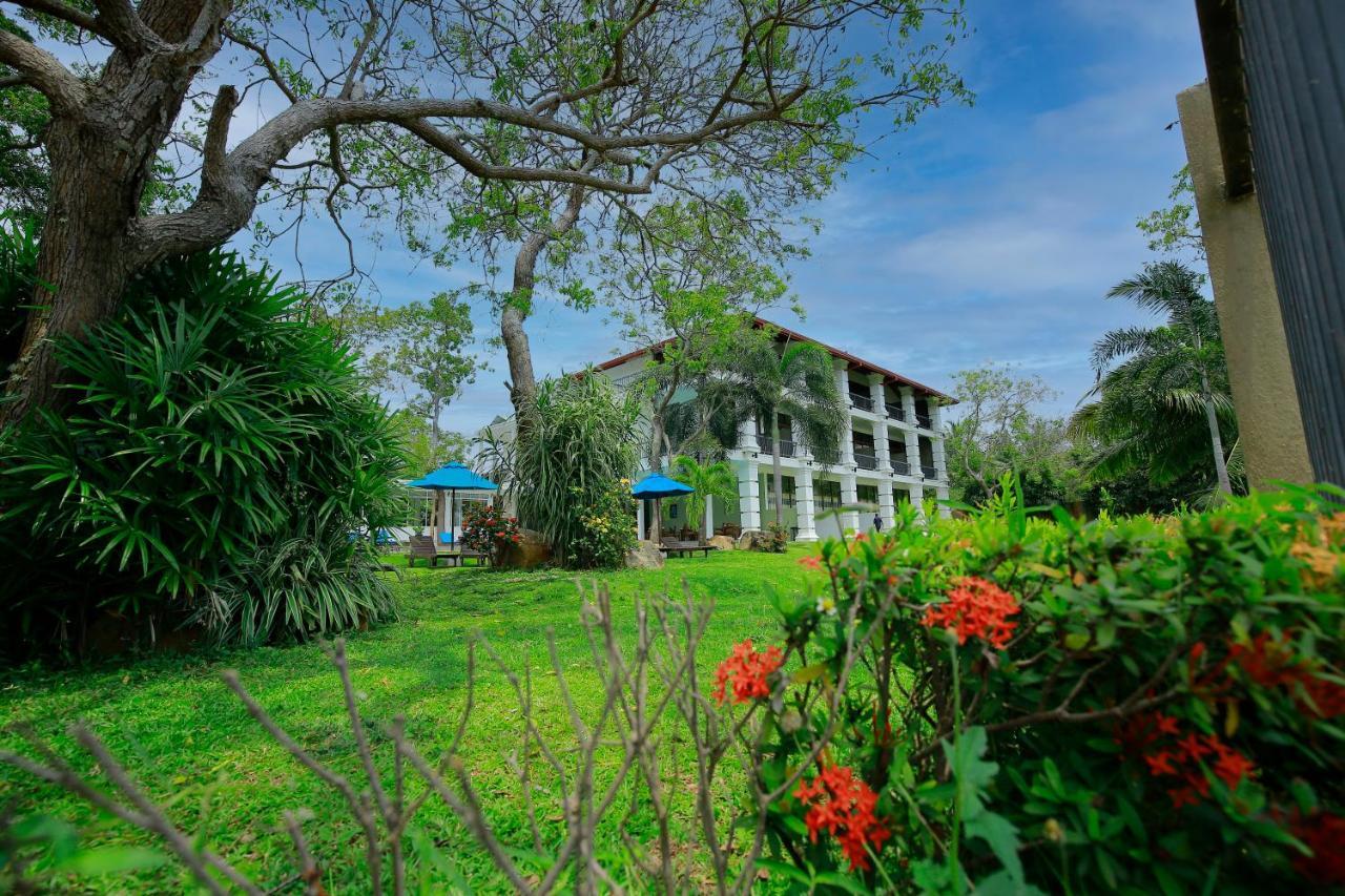 Diya Dahara Lake Resort Yala Buitenkant foto