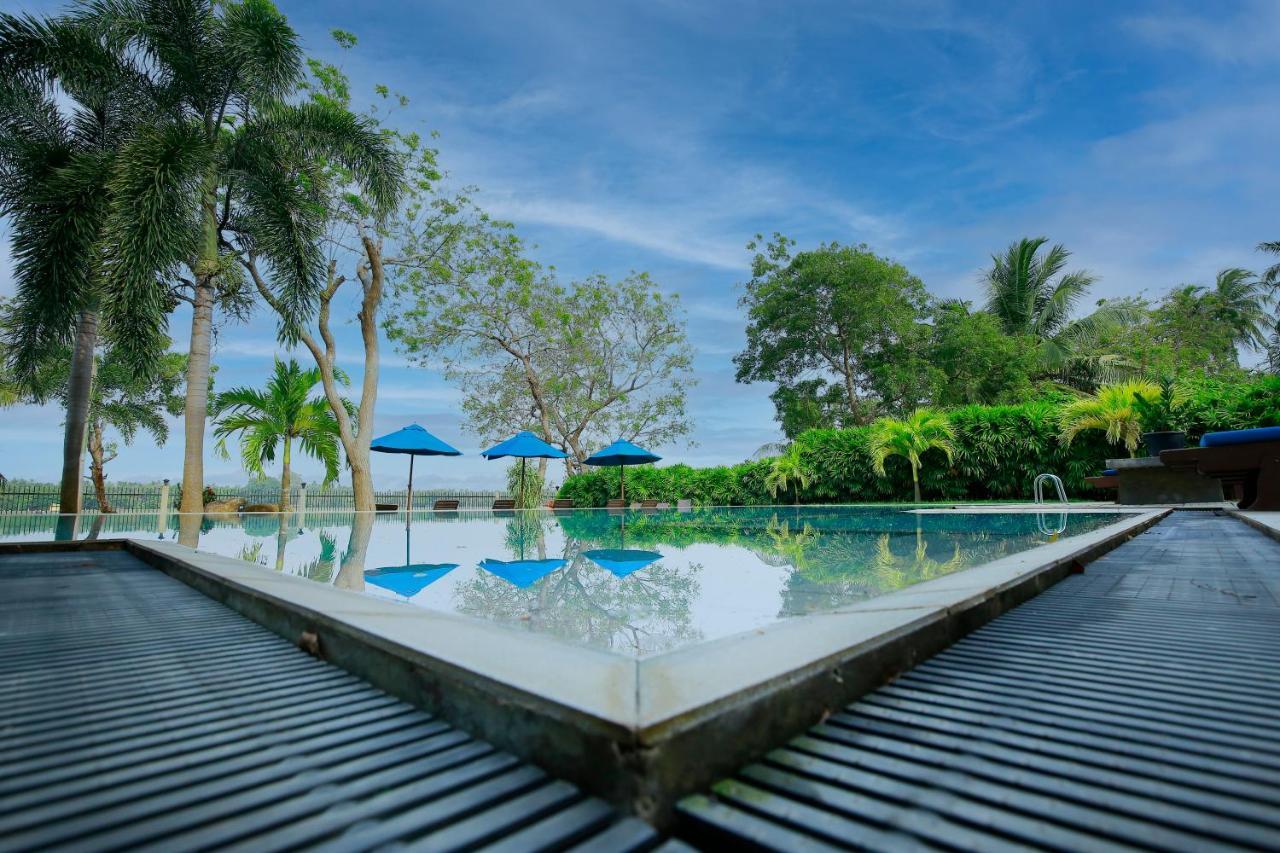 Diya Dahara Lake Resort Yala Buitenkant foto