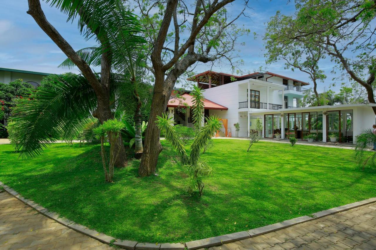 Diya Dahara Lake Resort Yala Buitenkant foto