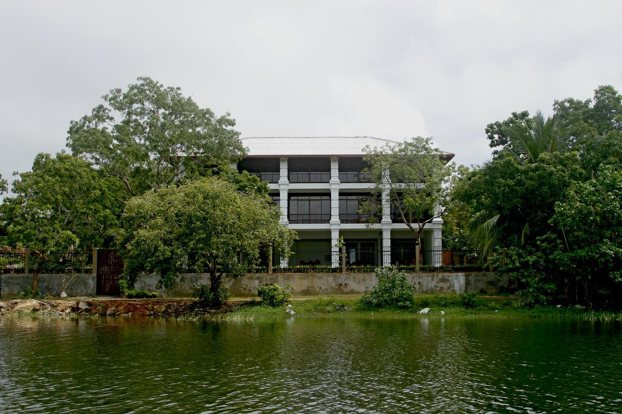 Diya Dahara Lake Resort Yala Buitenkant foto