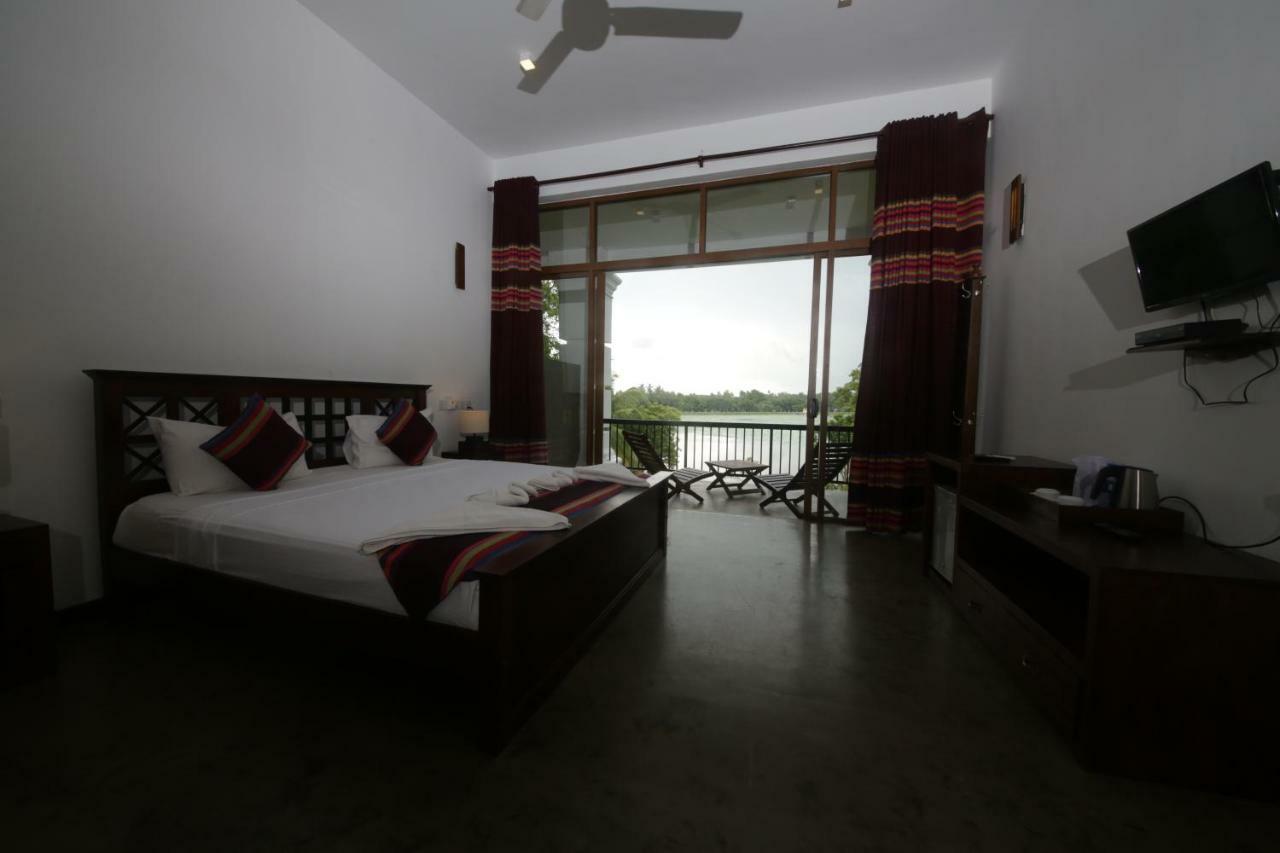 Diya Dahara Lake Resort Yala Buitenkant foto