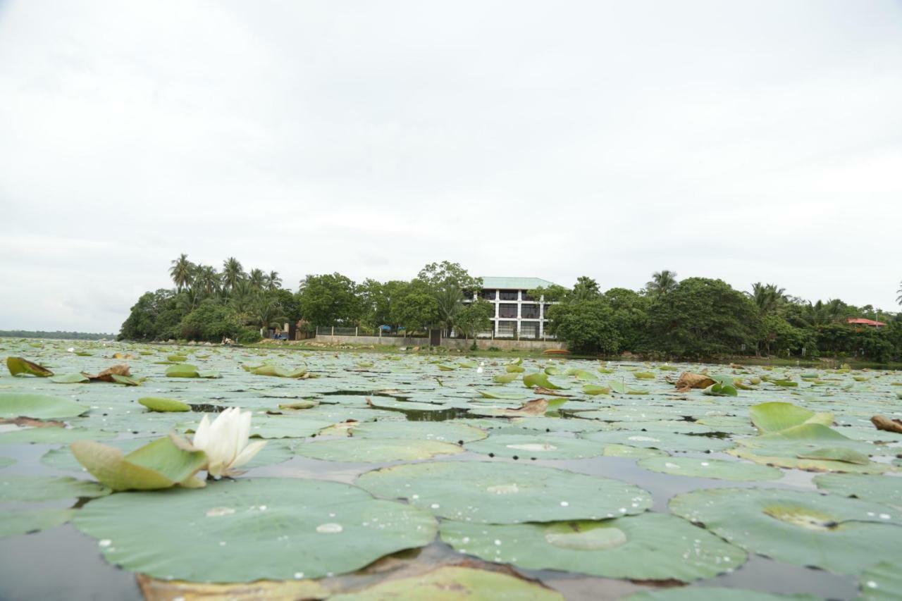 Diya Dahara Lake Resort Yala Buitenkant foto